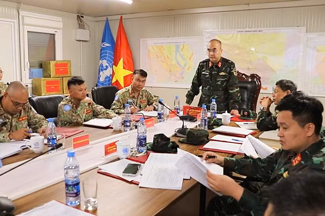 Đại tá Phạm Tân Phong, Trưởng đoàn công tác chủ trì hội nghị quán triệt nhiệm vụ với Lực lượng gìn giữ hòa bình Việt Nam tại Phái bộ An ninh lâm thời Liên hợp quốc ở Abyei. (Ảnh: Thế Vững)