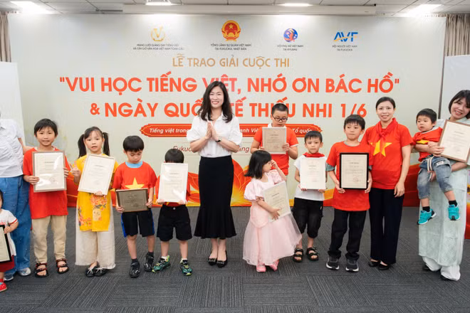 Bà Trịnh Thị Mai Phương, Tổng Lãnh sự Việt Nam tại Fukuoka (Nhật Bản) trao Giấy khen tặng các em nhỏ tích cực tham gia chương trình "Vui học tiếng Việt, nhớ ơn Bác Hồ". 