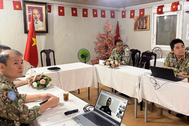 Tổ công tác Bộ Công an và Tổ công tác Bộ Quốc phòng tổ chức buổi làm việc trực tuyến nhằm trao đổi thông tin, chia sẻ kinh nghiệm thực tiễn tại địa bàn. (Ảnh: Cục Gìn giữ hòa bình Việt Nam)