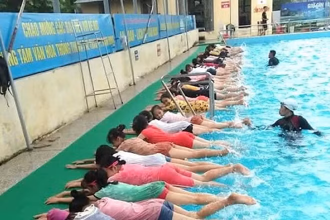 Một lớp dạy bơi cho các em nhỏ ở thành phố Nam Định, tỉnh Nam Định. 