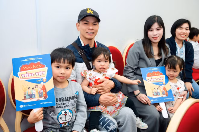Vấn đề gìn giữ tiếng mẹ đẻ cho thế hệ trẻ kiều bào luôn nhận được nhiều sự quan tâm từ các cơ quan, hội đoàn và cộng đồng người Việt ở nước ngoài. 