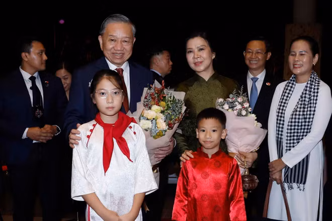 Cán bộ, nhân viên Đại sứ quán và cộng đồng người Việt Nam tại Singapore đón Tổng Bí thư, Chủ tịch nước Tô Lâm và Phu nhân. (Ảnh: Thống Nhất/TTXVN)
