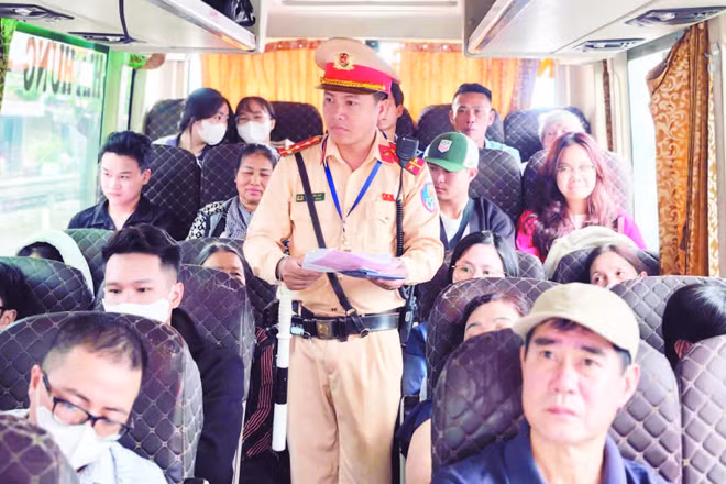 Lực lượng cảnh sát giao thông Công an thành phố Hà Nội kiểm tra phương tiện trước giờ xuất bến.