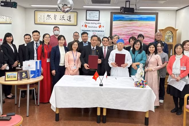 Các đại biểu chụp ảnh lưu niệm tại Lễ ký kết thỏa thuận hợp tác. (Ảnh: Tổng Lãnh sự quán Việt Nam tại Osaka)