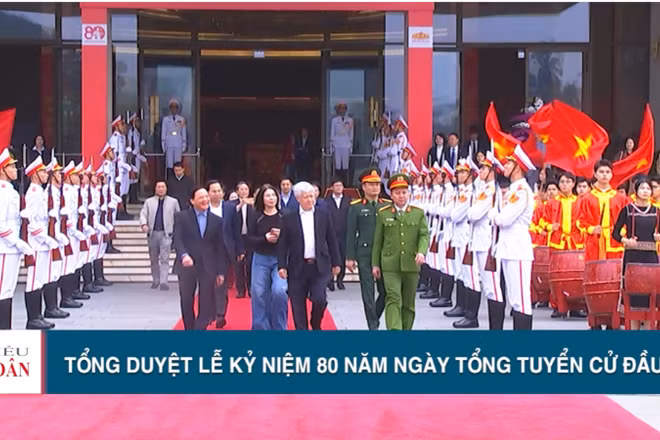 Phó Chủ tịch Thường trực Quốc hội Đỗ Văn Chiến cùng các Phó Chủ tịch Quốc hội Nguyễn Khắc Định, Nguyễn Đức Hải dự chương trình tổng duyệt Lễ kỷ niệm 80 năm Ngày Tổng tuyển cử đầu tiên bầu Quốc hội Việt Nam. (Ảnh: daibieunhandan.vn)
