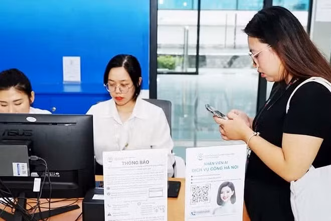 Công nghệ số trợ giúp người dân khi đi làm các thủ tục hành chính. (Ảnh: NAM ANH)
