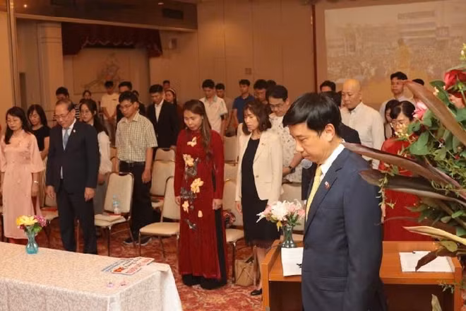 Các đại biểu đã dành phút mặc niệm, bày tỏ lòng biết ơn sâu sắc đối với những người đã hy sinh vì nền độc lập, tự do của Tổ quốc. (Ảnh: TRUNG TÍN)