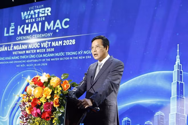 Thứ trưởng Xây dựng Bùi Xuân Dũng phát biểu khai mạc Tuần lễ ngành nước Việt Nam 2026. (Ảnh: VWSA)