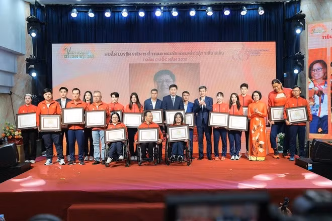 Vinh danh các huấn luyện viên, vận động viên tiêu biểu. (Ảnh: Quyết Nguyễn/chinhphu.vn)