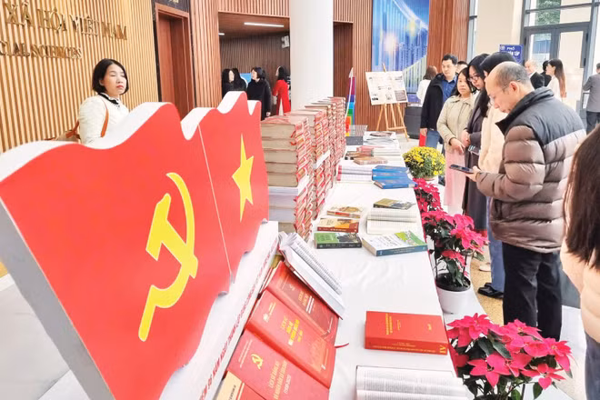 Trưng bày “Dưới cờ Đảng quang vinh: Việt Nam 40 năm Đổi mới và khát vọng trong kỷ nguyên vươn mình” tại Viện Hàn lâm Khoa học xã hội Việt Nam.