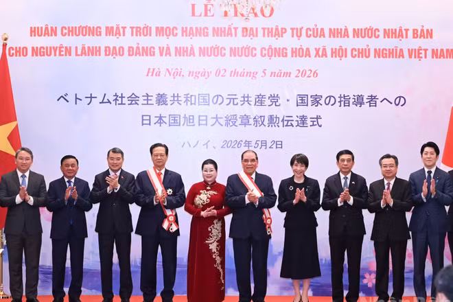 Thủ tướng Lê Minh Hưng và Thủ tướng Nhật Bản Takaichi Sanae cùng các đại biểu chụp ảnh chung. (Ảnh: TRẦN HẢI)