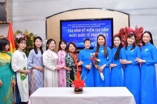 Đông đảo chị em phụ nữ đang sinh sống, học tập và làm việc tại khu vực Kansai đến tham dự tọa đàm.