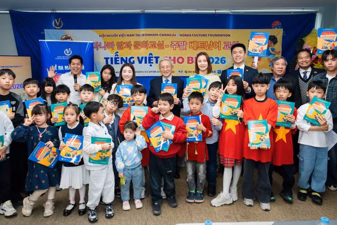 Ban tổ chức tọa đàm trao tặng sách "Vui học tiếng Việt" cho các em nhỏ người Việt hiện đang sinh sống tại thành phố Gwangju, Hàn Quốc.