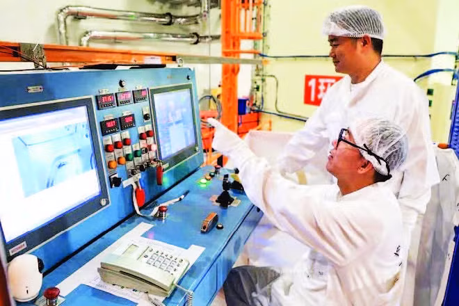 Các kỹ sư vận hành nhà máy điện hạt nhân ở Quảng Đông, Trung Quốc. (Ảnh: TÂN HOA XÃ)