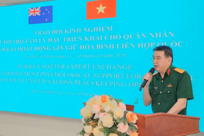 Đại tá Bùi Đức Thành, Phó Giám đốc Bệnh viện Quân y 175 phát biểu tại chương trình. (Ảnh: TIẾN PHÚC)