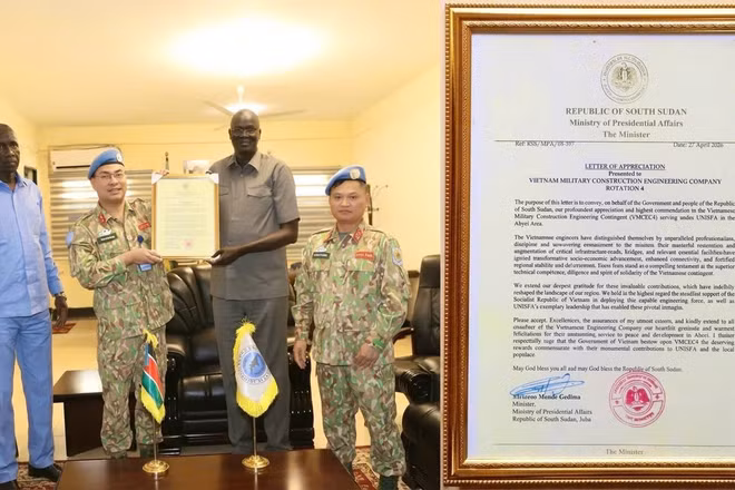 Đội Công binh số 4 của Việt Nam nhận Thư biểu dương từ Bộ Văn phòng Tổng thống Nam Sudan. (Ảnh: VĂN QUYẾT)