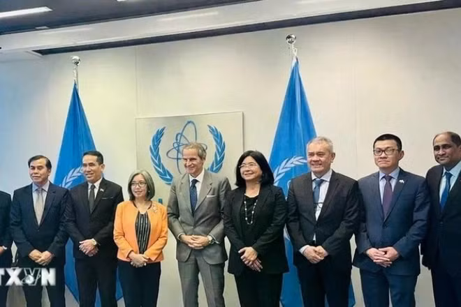 Tổng Giám đốc Cơ quan Năng lượng nguyên tử quốc tế (IAEA) Rafael Grossi (giữa) chụp ảnh lưu niệm cùng Đại sứ và Trưởng Phái đoàn các nước ASEAN tại Vienna. (Ảnh: TTXVN phát)