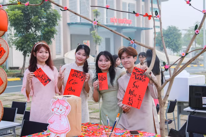 Sinh viên Trường đại học Việt Nhật hào hứng tham gia chương trình “Tết Việt-Nhật 2026”.