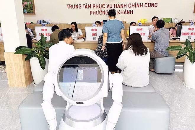 Đưa robot vào hoạt động tại Trung tâm Phục vụ hành chính công, phường An Khánh (Thành phố Hồ Chí Minh) để hỗ trợ cán bộ xử lý công việc. (Ảnh: VƯƠNG LÊ)