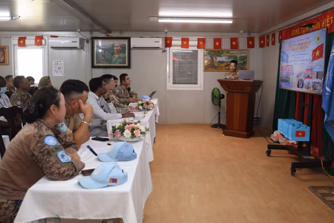 Bệnh viện dã chiến cấp 2 số 7 tổ chức hội thảo khoa học để trao đổi, cập nhật những kiến thức y khoa liên quan đến virus Ebola. (Ảnh: TÙNG LONG)