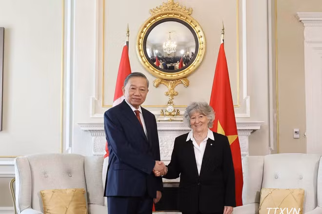 Tổng Bí thư, Chủ tịch nước Tô Lâm và Toàn quyền Canada Louise Arbour chụp ảnh chung. (Ảnh: TTXVN)