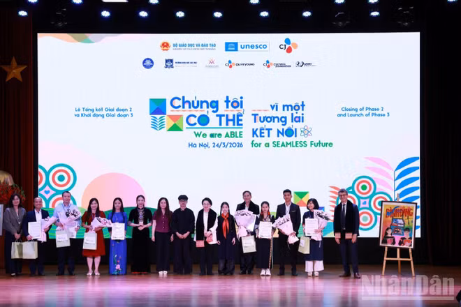 Đại diện UNESCO và Tập đoàn CJ tri ân các đối tác tham gia giai đoạn 2 của Dự án "Chúng tôi có thể". (Ảnh: KIỀU GIANG) 