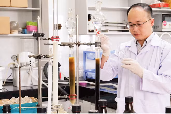 Nghiên cứu, tìm kiếm các hợp chất tiềm năng ức chế tế bào ung thư từ hợp chất khung xanthone nguồn gốc tự nhiên tại Viện Hóa học. (Ảnh: VÂN NGA)