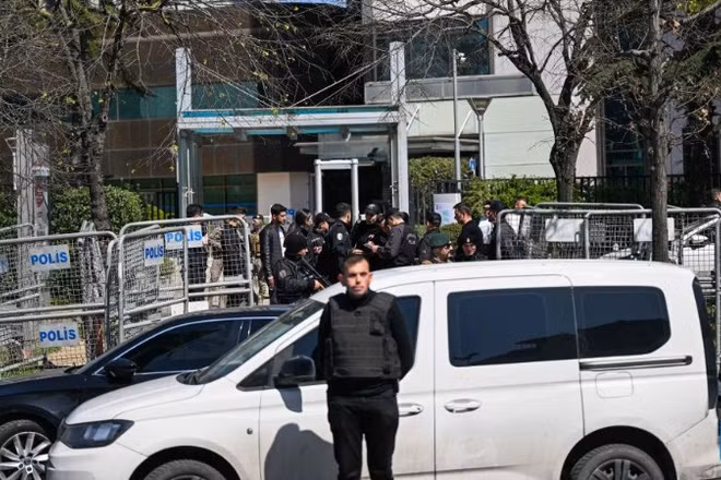 Hiện trường sau vụ nổ súng bên ngoài Lãnh sự quán Israel ở thành phố Istanbul, Thổ Nhĩ Kỳ ngày 7/4/2026. (Ảnh: XINHUA)