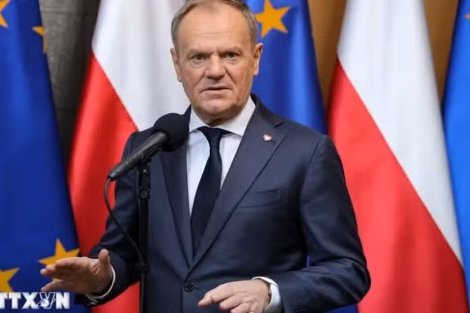 Thủ tướng Ba Lan Donald Tusk trong một cuộc họp báo ở Warsaw. (Ảnh: PAP/TTXVN)