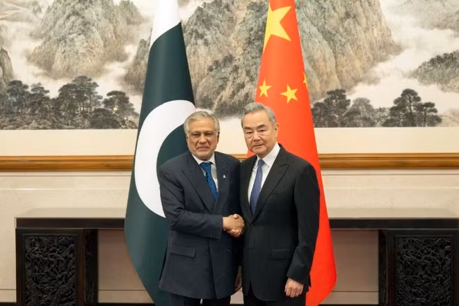 Bộ trưởng Ngoại giao Trung Quốc Vương Nghị và Phó Thủ tướng kiêm Ngoại trưởng Pakistan Mohammad Ishaq Dar nhấn mạnh rằng đối thoại và ngoại giao là con đường duy nhất để giải quyết xung đột, đồng thời cam kết hỗ trợ các bên tiến hành đàm phán hòa bình mà không sử dụng hoặc đe dọa sử dụng vũ lực. (Ảnh: THX/TTXVN)