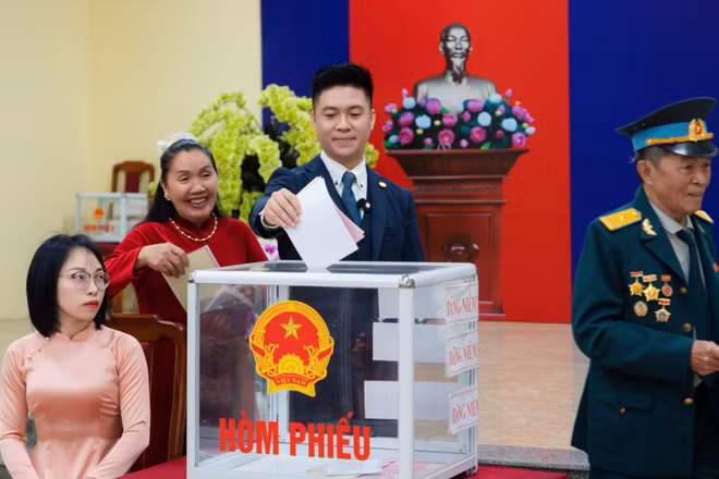 Kiều bào Nguyễn Duy Anh tham gia bỏ phiếu bầu cử đại biểu Quốc hội khóa XVI và đại biểu Hội đồng nhân dân các cấp, sáng 15/3 tại điểm bầu cử số 23, xã Thư Lâm, thành phố Hà Nội.