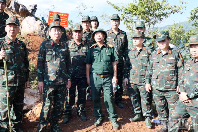 Đoàn công tác của Ban Chỉ đạo quốc gia kiểm tra công tác tìm kiếm, quy tập hài cốt liệt sĩ tại điểm cao 685, xã Thanh Thủy, tỉnh Tuyên Quang. (Ảnh: KHÁNH TOÀN)