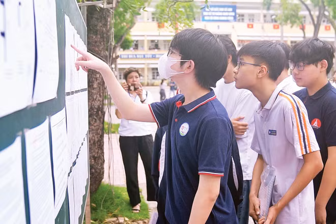 Học sinh xem sơ đồ phòng thi trước giờ thi vào lớp 10 trung học phổ thông.