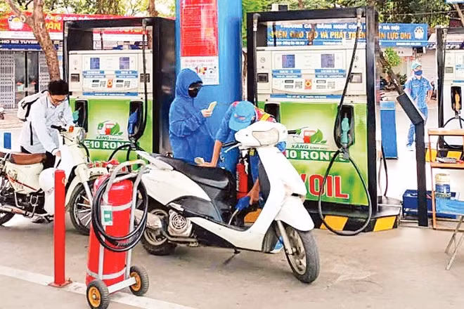 Người dân mua xăng tại cửa hàng kinh doanh xăng dầu trên phố Thái Thịnh, Hà Nội.