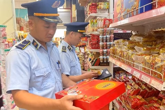 Lực lượng chức năng kiểm tra hàng hóa tại một cơ sở kinh doanh.