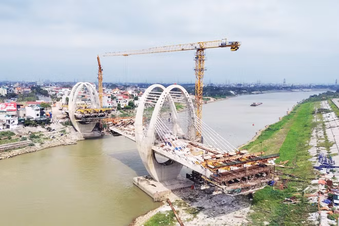 Cầu đường bộ bắc qua sông Đuống đang được đẩy nhanh tiến độ, phấn đấu hoàn thành trong năm 2026. (Ảnh: QUỐC KHÁNH)