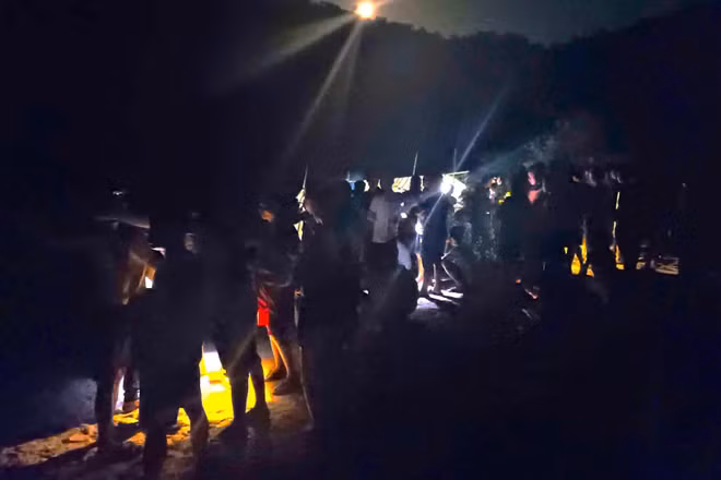 Người dân đến hiện trường hỗ trợ các gia đình sau vụ tai nạn đuối nước khiến 4 người tử vong.