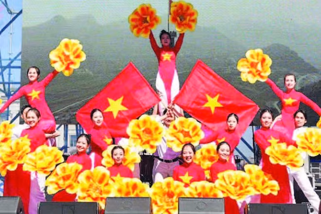 Cộng đồng người Việt Nam tại Nga tổ chức văn nghệ chào mừng Ngày Việt Nam tại thành phố Saint Petersburg. (Ảnh: XUÂN HƯNG)
