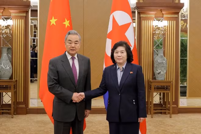 Bộ trưởng Ngoại giao Trung Quốc Vương Nghị (trái) và Bộ trưởng Ngoại giao Triều Tiên Choe Son-hui tại cuộc gặp ở Bình Nhưỡng, ngày 9/4/2026. (Ảnh: Yonhap/TTXVN)