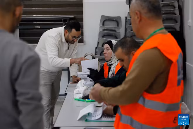Người dân Palestine đi bỏ phiếu tại một điểm bỏ phiếu ở thành phố Hebron, Bờ Tây, ngày 25/4/2026. (Ảnh: XINHUA)