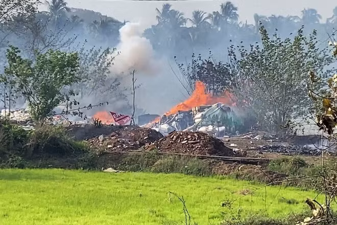 Hiện trường vụ cháy cơ sở dự trữ pháo hoa ở Thrissur, bang Kerala, miền nam Ấn Độ ngày 21/4/2026. (Ảnh: ANI/TTXVN)