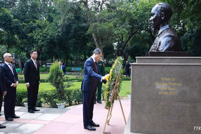 Thủ tướng Lê Minh Hưng dâng hương tại Tượng Chủ tịch Hồ Chí Minh ở New Delhi. (Ảnh: Dương Giang/TTXVN)