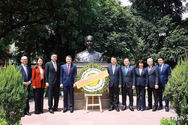 Thủ tướng Lê Minh Hưng và Đoàn đại biểu tại Tượng Chủ tịch Hồ Chí Minh ở thủ đô New Delhi. (Ảnh: Dương Giang/TTXVN)