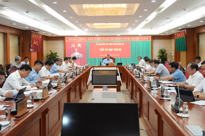 Đồng chí Trần Sỹ Thanh, Ủy viên Bộ Chính trị, Bí thư Trung ương Đảng, Chủ nhiệm Ủy ban Kiểm tra Trung ương chủ trì Kỳ họp thứ 6 . (Ảnh: MINH NGỌC )