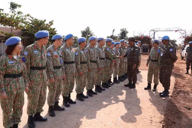 Tư lệnh Lực lượng quân sự Phái bộ Gìn giữ hòa bình Liên hợp quốc tại Nam Sudan - Trung tướng Mohan Subramanian tới thăm, làm việc với Bệnh viện dã chiến cấp 2 số 7 Việt Nam. (Ảnh: TIẾN PHÚC)