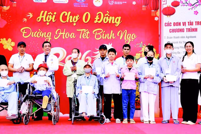 Bệnh viện K đem không khí Tết đến với bệnh nhân đang điều trị ở tất cả các cơ sở trên địa bàn Hà Nội. (Ảnh: GIANG NAM)