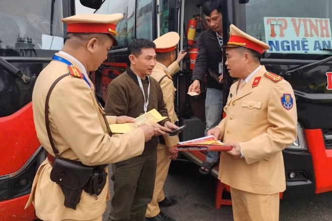 Công an Hà Nội triển khai đồng bộ các biện pháp tuần tra, kiểm soát và xử lý nghiêm vi phạm vận tải hành khách. (Ảnh: NGỌC TIẾN)
