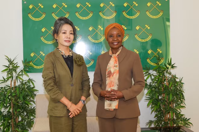 Đại sứ Việt Nam tại Tanzania Vũ Thanh Huyền và Tổng Thư ký Đảng Cách mạng Tanzania Asha-Rose Migiro. (Ảnh: ĐSQ Việt Nam tại Tanzania)
