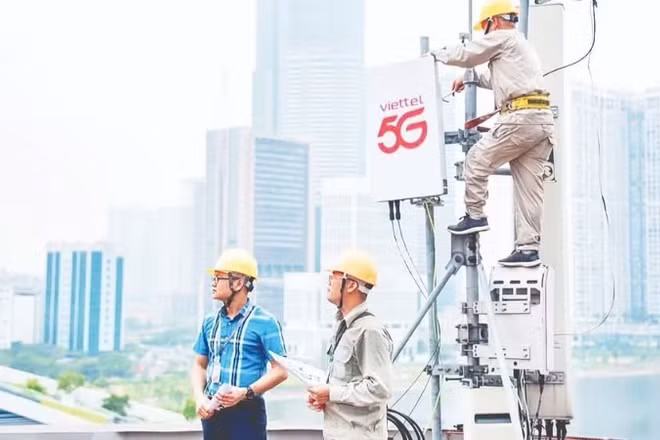 Các kỹ sư Viettel lắp đặt trạm phát sóng 5G.
