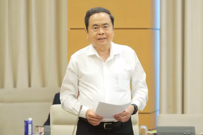 Chủ tịch Quốc hội Trần Thanh Mẫn ký ban hành Nghị quyết số 1992/NQ-UBTVQH15 của Ủy ban Thường vụ Quốc hội khóa XV về việc kiện toàn thành viên Ban chỉ đạo chuyển đổi số của Quốc hội. (Ảnh: daibieunhandan.vn)
